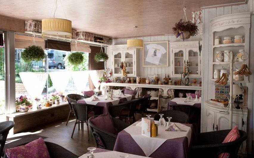 Atmosfera eleganckiej restauracji w Warszawie